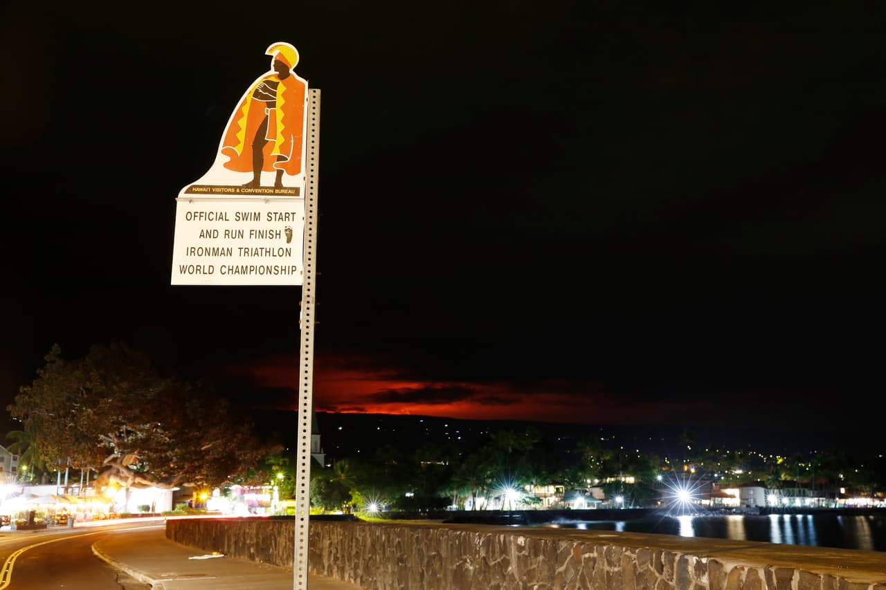Las autoridades pidieron al público que se mantuviera alejado de la zona donde baja material volcánico y lava, dado el peligro que supone.