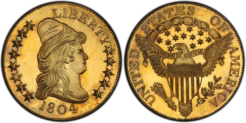 <h3 class="cms-H3-H3">6.</h3> 
<h3 class="cms-H3-H3">Moneda de Oro Águila $10 - 1804</h3>
<br>
<h3 class="cms-H3-H3"><b>($5 millones)</b></h3>
<br>
<br>Aunque en 1804 se dejó de producir las águilas de oro de $10 -la denominación más alta en ese momento-, el hecho de que el presidente Andrew Jackson quisiera dar como obsequio un ejemplo de cada moneda en circulación de la época, la Casa de la Moneda combinó troqueles del águila de oro con la tecnología existente en 1830. 
<b>El sitio especializado precisa que se cree que se acuñaron seis de estas monedas, de las cuales todavía existen tres: una que se donó al museo de la Asociación Numismática Estadounidenses, y dos son posesión de personas privadas. </b>
<br>
<br>Una de esas dos monedas en manos de particulares fue la que vendieron el afamado coleccionista "Coronel" E.H.R. Green y el exsecretario del Tesoro William Woodin por 
<a href="https://www.univision.com/temas/dinero">$5 millones</a> en una venta privada en 2007. La otra fue vendida por Bob R. Simpson el año pasado, por una cantidad que no fue revelada. 
<br>
<br>
<br>
<br>