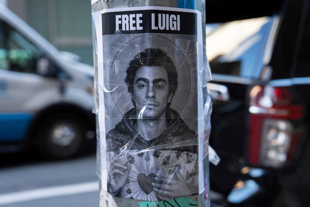Un cartel que representa a Luigi Mangione cuelga afuera del hotel Hilton Midtown de Nueva York, el jueves 12 de diciembre de 2024, en Nueva York.