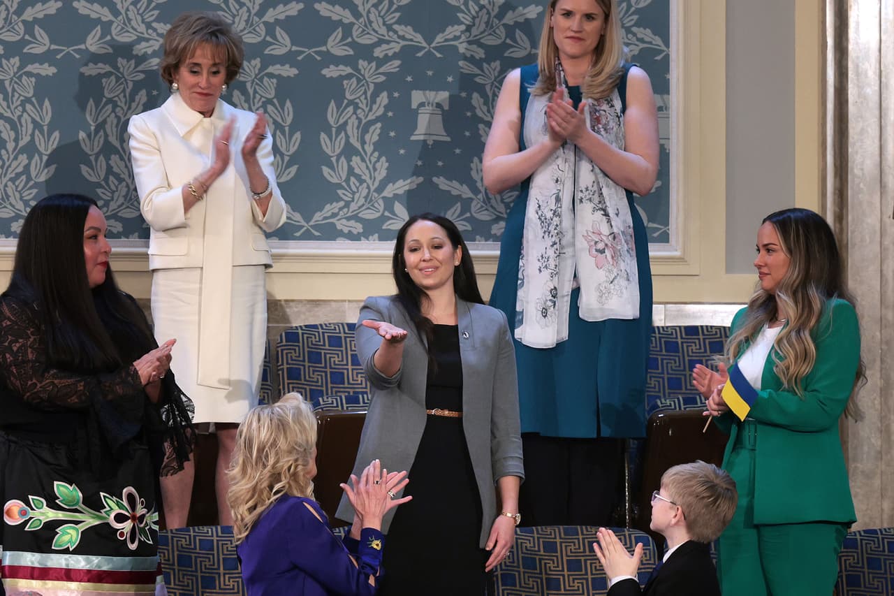 Biden se refirió a la ayuda a los veteranos militares. Danielle Robinson, al centro en la foto, fue invitada al discurso ya que su esposo, quien fue veterano de guerra, murió de una forma rara de cáncer de pulmón. Robinson es defensora de los exmilitares que han estado expuestos a peligros ambientales y otros riesgos para la salud mientras prestaban servicio.