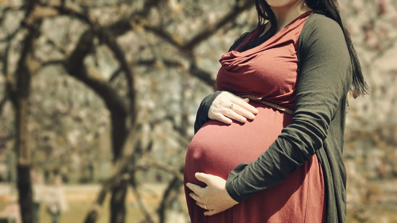 Alba aclaró que “al inicio no había estudios en mujeres embarazadas, porque en los estudios de la vacuna no se incluyeron personas embarazadas. Actualmente tenemos información de muchos estudios de que no únicamente la vacuna es efectiva, sino también segura. Y no únicamente en el embarazo sino antes del embarazo, de las mujeres que quieren quedar embarazadas, las mujeres embarazadas y las que han dado a luz y están amamantando a su bebé”.