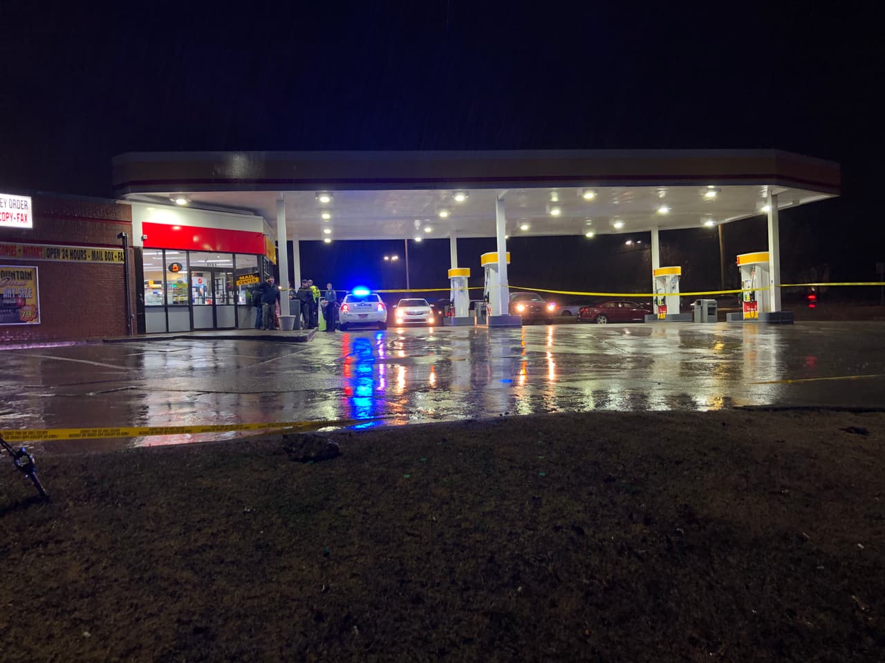 Un joven que fue herido de bala en una gasolinera la noche de este miércoles fue encontrado muerto dentro de un vehículo a poca distancia del establecimiento en el condado de Gwinnett.