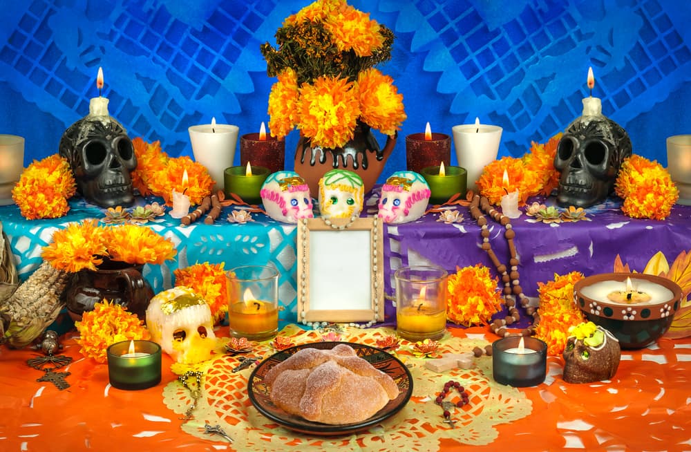 Cada noviembre, varias familias latinas, pero más que nada las mexicanas, tienen la creencia de que el espíritu de sus seres queridos difuntos regresa del mundo de los muertos para consolarlos, confortarlos por su pérdida y estar con ellos un día más. Por ello, es motivo de un ritual muy particular que es infaltable cada temporada del 1 y 2 de noviembre.