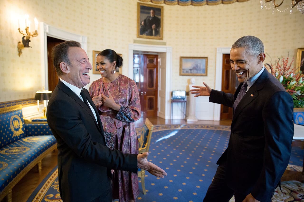 <b>22 de noviembre.</b> El presidente se emociona ante el apretón de manos al músico Bruce Springsteen, en el Salón Azul de la Casa Blanca, antes de la ceremonia de la Medalla Presidencial de la Libertad.
