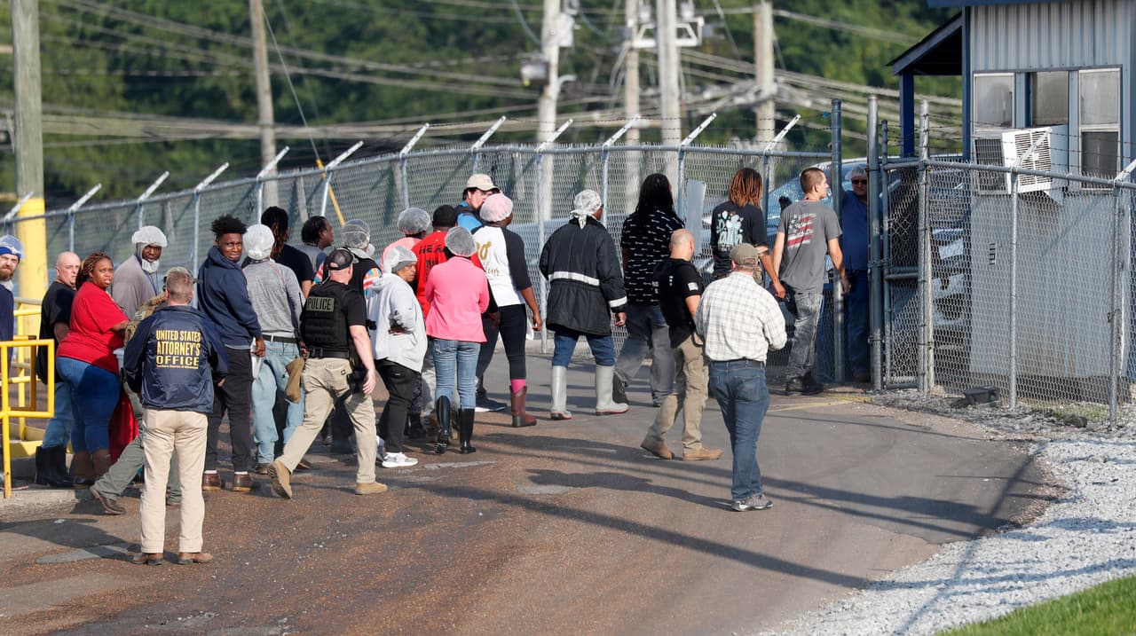 Trabajadores evacúan la planta Koch Foods Inc. luego del arresto de varios de sus compañeros que fueron detenidos durante la redada.