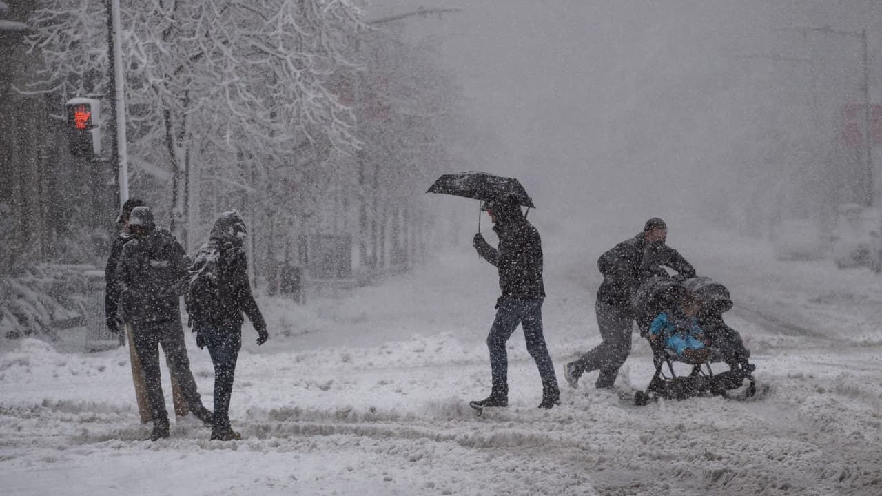 <b>En video: </b>Una nueva tormenta invernal, procedente de Tennessee, Kentucky y Virginia ocasionó retrasos de hasta ocho horas en algunas carreteras y miles de vuelos fueron cancelados. Nueva Jersey fue declarado en estado de emergencia y las labores de limpieza en las vías comenzaron desde muy temprano.