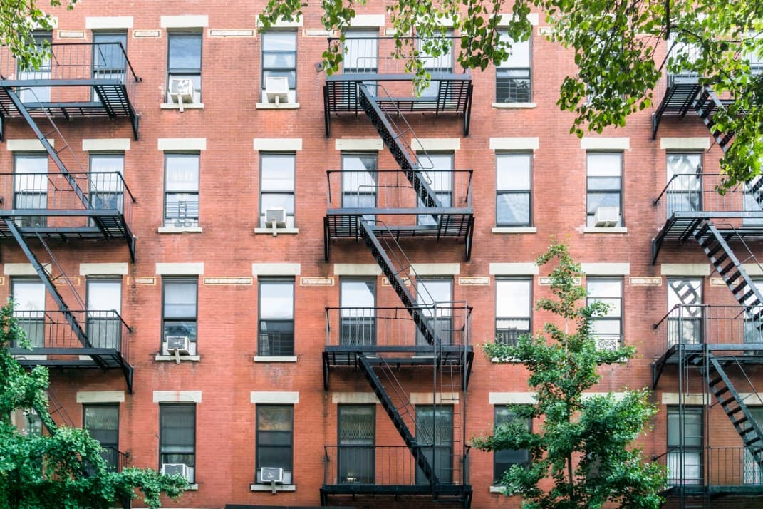 <b>Viviendas de renta controlada y estabilizada</b>
<br>
<br>A grandes rasgos, un apartamento de renta estabilizada no es sujeto a grandes aumentos de alquiler cada año. Los inquilinos que habitan estas viviendas, tienen derecho a seguir renovando su contrato de alquiler.
<br>
<br>Viviendas de renta controlada, por otra parte, suelen gozar de un precio bajo fijo, debido a leyes que fueron implementadas hace décadas. Estas cotizadas viviendas son muy limitadas y generalmente son heredadas a familiares.
<br>
<br>Para saber cuáles unidades son de 
<a href="https://rentguidelinesboard.cityofnewyork.us/resources/rent-stabilized-building-lists/"><u>renta estabilizada, visita este sitio</u></a>.
<br>
<br>Para saber más sobre viviendas de 
<a href="http://www.metcouncilonhousing.org/help-answers/"><u>renta controlada, dale clic aquí</u></a>.