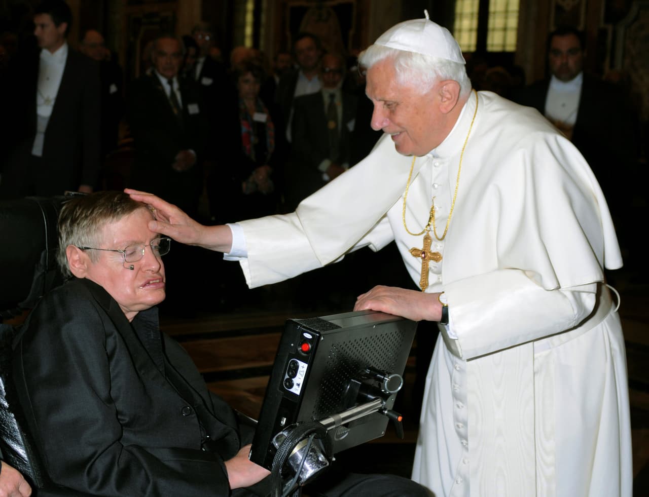 En 2008. junto en entonces papa Benedicto XVI, en una entrevista en Ciudad del Vaticano en 2008.