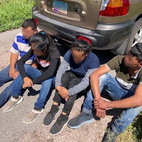 Otro vehículo con placa falsa. Agentes del Sector Tucson coordinaron una parada de vehículos con el sheriff del condado Santa Cruz cerca de la carretera I-19 y arrestaron a seis ciudadanos mexicanos, incluido el conductor, reportó la agencia migratoria.