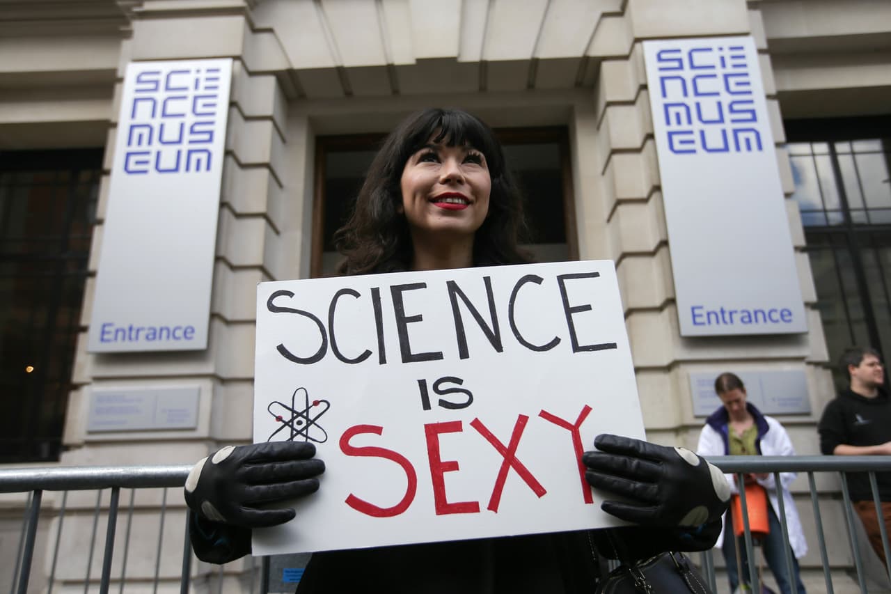 <b>Londres, Reino Unido.</b> “La ciencia es sexy” se lee en el cartel de una manifestante frente al museo de ciencias de la ciudad. 
<br>