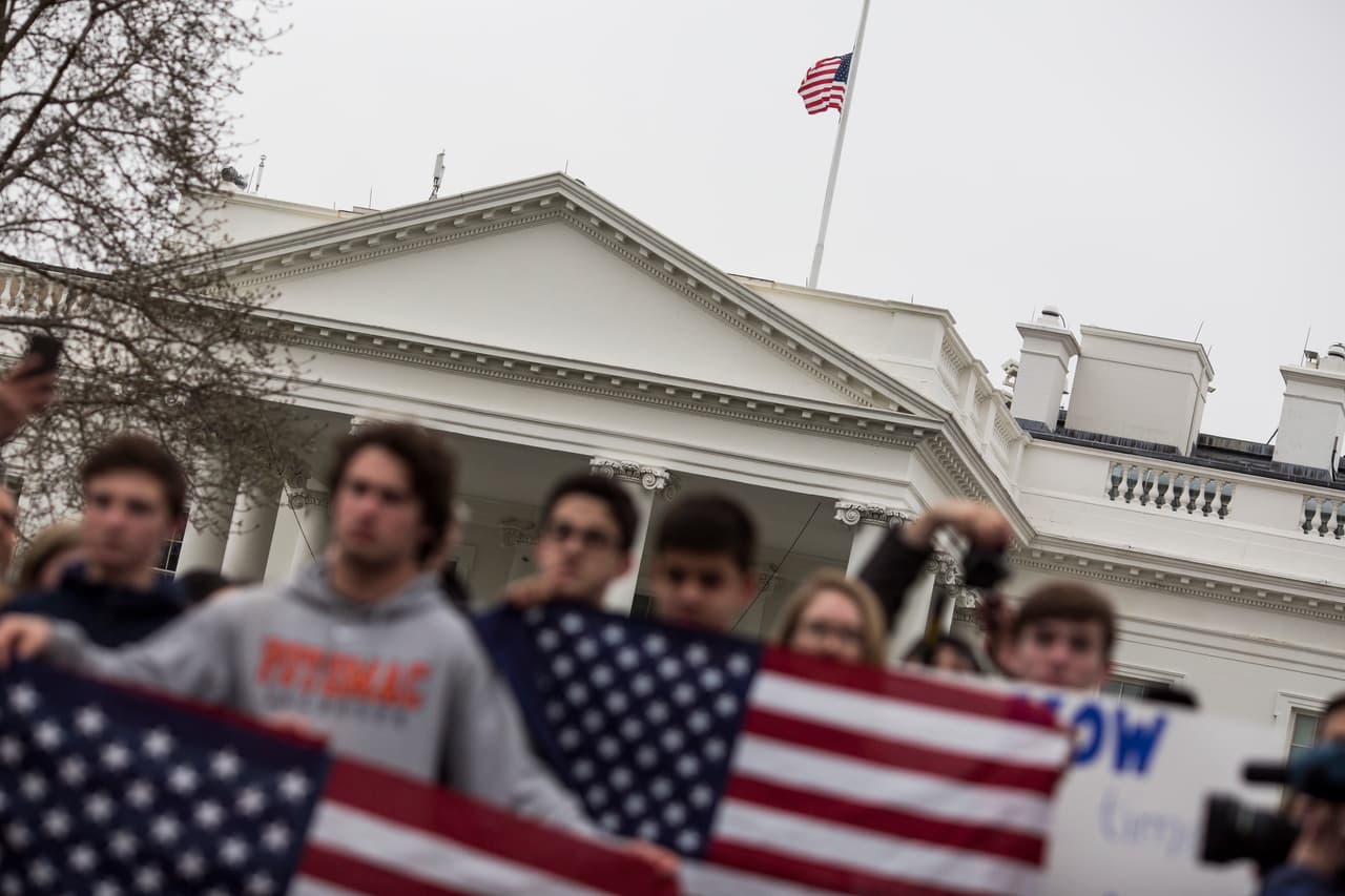 Inicialmente, la manifestación contemplaba la participación de 17 estudiantes para representar a las víctimas del tiroteo en la escuela Marjory Stoneman Douglas en Parkland, Florida, aunque posteriormente ses sumaron decenas de adolescentes.