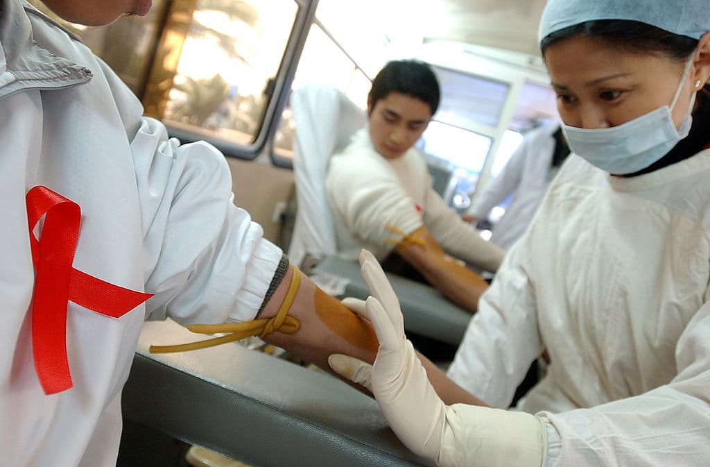 Desde 2010, el número de infecciones de VIH en el mundo han caído un 23% y el número de tratamientos retrovirales se ha triplicado desde 2009. Un 68% de las personas contagiadas lo recibe.