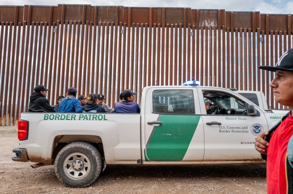 Los arrestos de inmigrantes en la frontera caen un 40% desde que Biden aprobó las restricciones al asilo