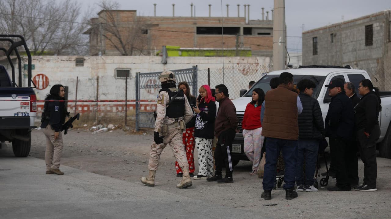 Según las primeras investigaciones, este asalto armado, que se dio en el horario de visitas y provocó caos entre quienes estaban en el lugar, tenía como fin facilitar la fuga de un grupo de presos. Policías municipales realizan cateos en varias casas cercanas al penal para intentar hallar a los reos que escaparon. 
<b>Lee más información en <a href="https://www.univision.com/noticias" target="_blank">Univision Noticias</a>. </b>