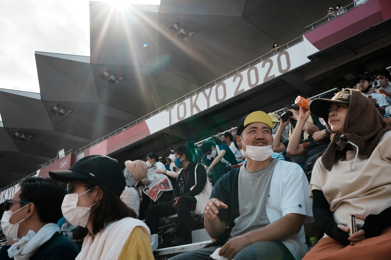 Espectadores en el Fuji International Speedway durante la carrera de ciclismo masculino en los Juegos Olímpicos. Solo un número limitado de arenas permite un 50% de aforo durante las competiciones, debido a la pandemia del 
<a href="https://www.univision.com/temas/coronavirus">coronavirus</a>.