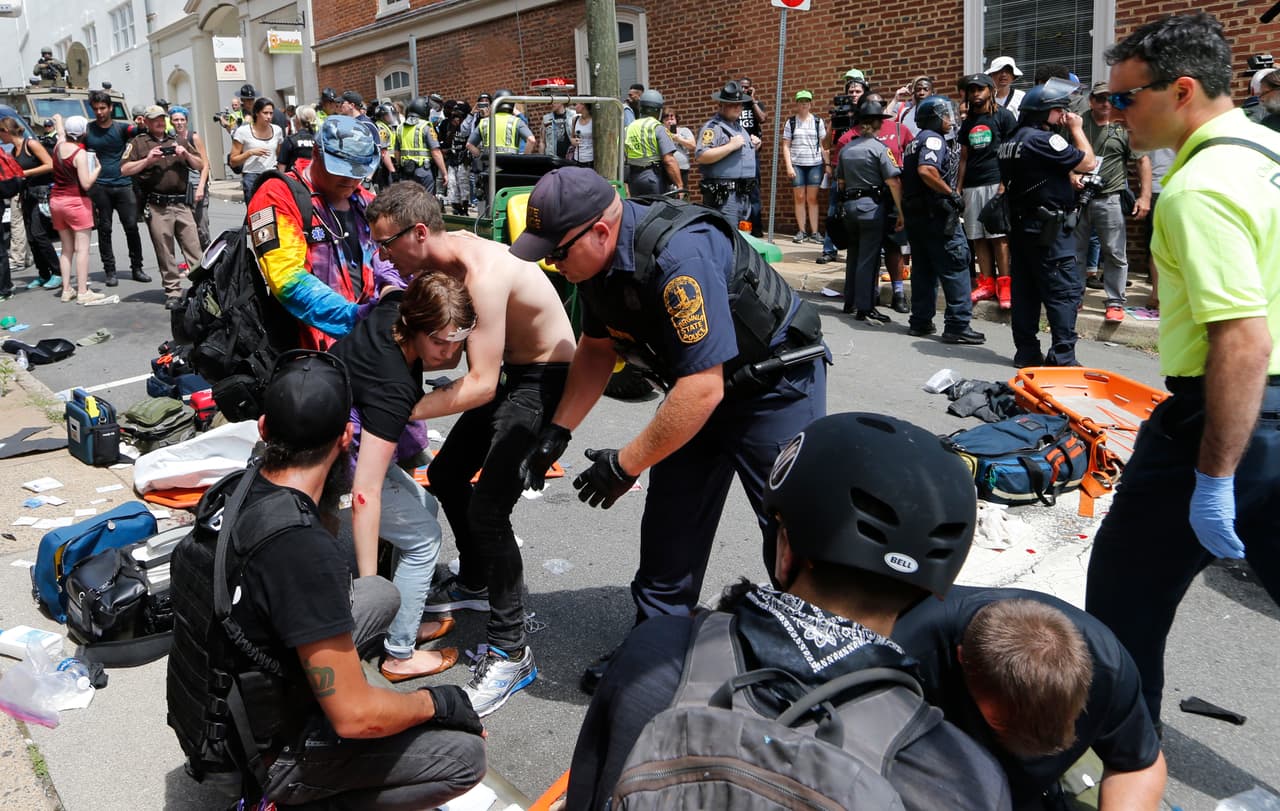 Trum fue criticado por condenar 
<b><a href="http://www.univision.com/noticias/incidentes-de-odio/donald-trump-condena-la-violencia-de-todos-los-lados-y-evita-senalar-directamente-a-los-grupos-supremacistas"> la "violencia de todos los lados"</a></b> y evitar rechazar directamente a los grupos de la ultra-derecha. Incluso miembros de su Partido republicano consideraron que su respuesta fue insuficiente y debería condenar a los supremacistas.