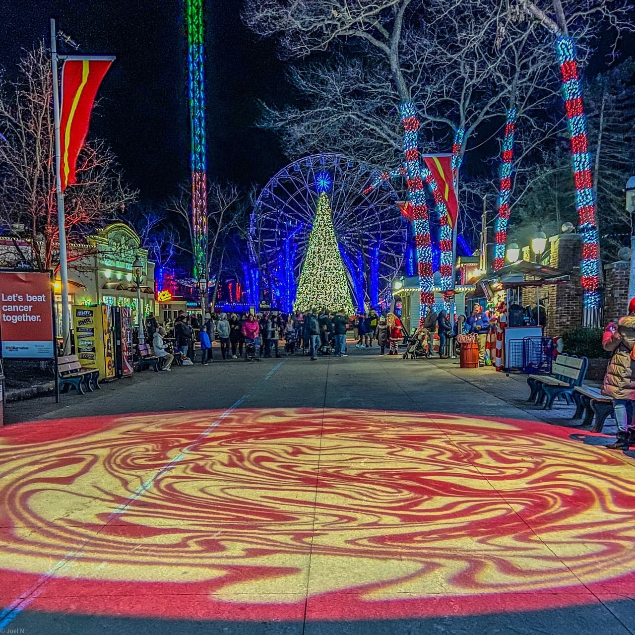 <b>Holiday in the Park</b>
<br>
<b>Fechas</b>: 18 de noviembre al 31 de diciembre 
<br>
<b>Lugar</b>: Six Flags Over Georgia. 275 Riverside Pkwy SW. Austell, GA
<br>
<b>Sitio web</b>: 
<a href="https://www.sixflags.com/overgeorgia/events/holiday-in-the-park-2023">https://www.sixflags.com/overgeorgia/events/holiday-in-the-park-2023</a> 
<br>
<br>El evento tendrá más de 1 millón de luces LED, docenas de árboles de Navidad, espectáculos festivos y delicias culinarias.