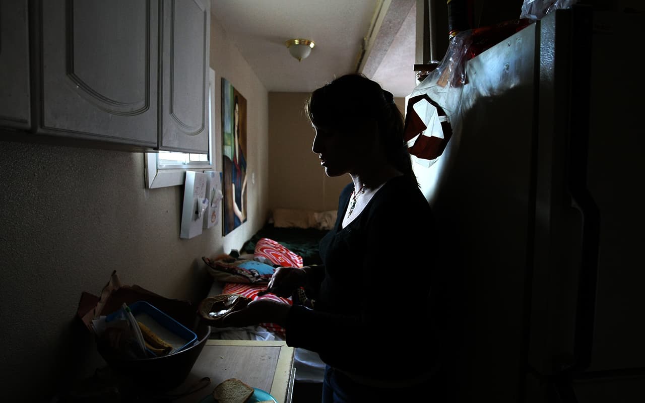 <b>Donación de dinero. </b>Los albergues dependen en gran parte de donaciones para mantener sus servicios. En estos enlaces puedes llegar a las páginas de donación de las organizaciones en el área de Sacramento. 
<br>
<a href="https://secure.sacloaves.org/np/clients/sacloaves/survey.jsp?surveyId=1&" target="_blank">Loaves & Fishes</a>
<br>
<a href="https://www.bigdayofgiving.org/donate/sacramentostepsforward" target="_blank">Sacramento Steps Forward</a>
<br>
<a href="https://www.nextmovesacramento.org/donate/" target="_blank">Next Move Sacramento</a>