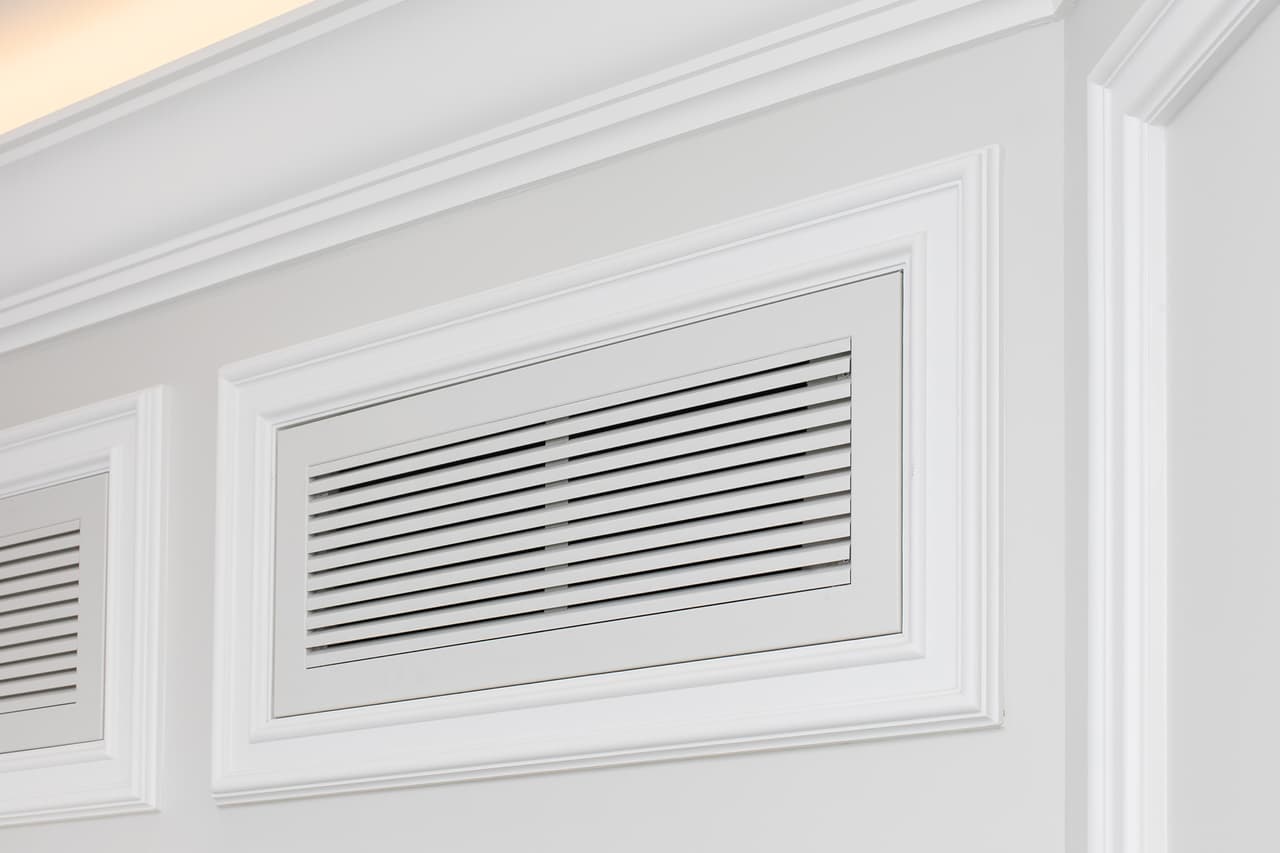 <h3 class="cms-H3-H3">6. En una salida de aire falsa </h3>
<br>
<br>Usar una rejilla de ventilación o salida de aire falso es muy útil para ocultar artículos más grandes a la vista. A simple vista, pasa desapercibido y es relativamente fácil de montar. 
<br>