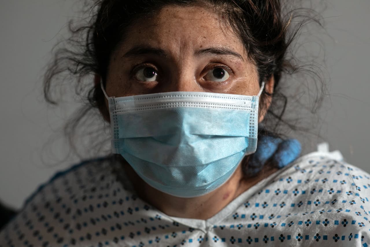 Zully fue puesta en un respirador y permaneció varios días en estado crítico. Luego de una prueba con anticuerpos en plasma mejoró su condición.