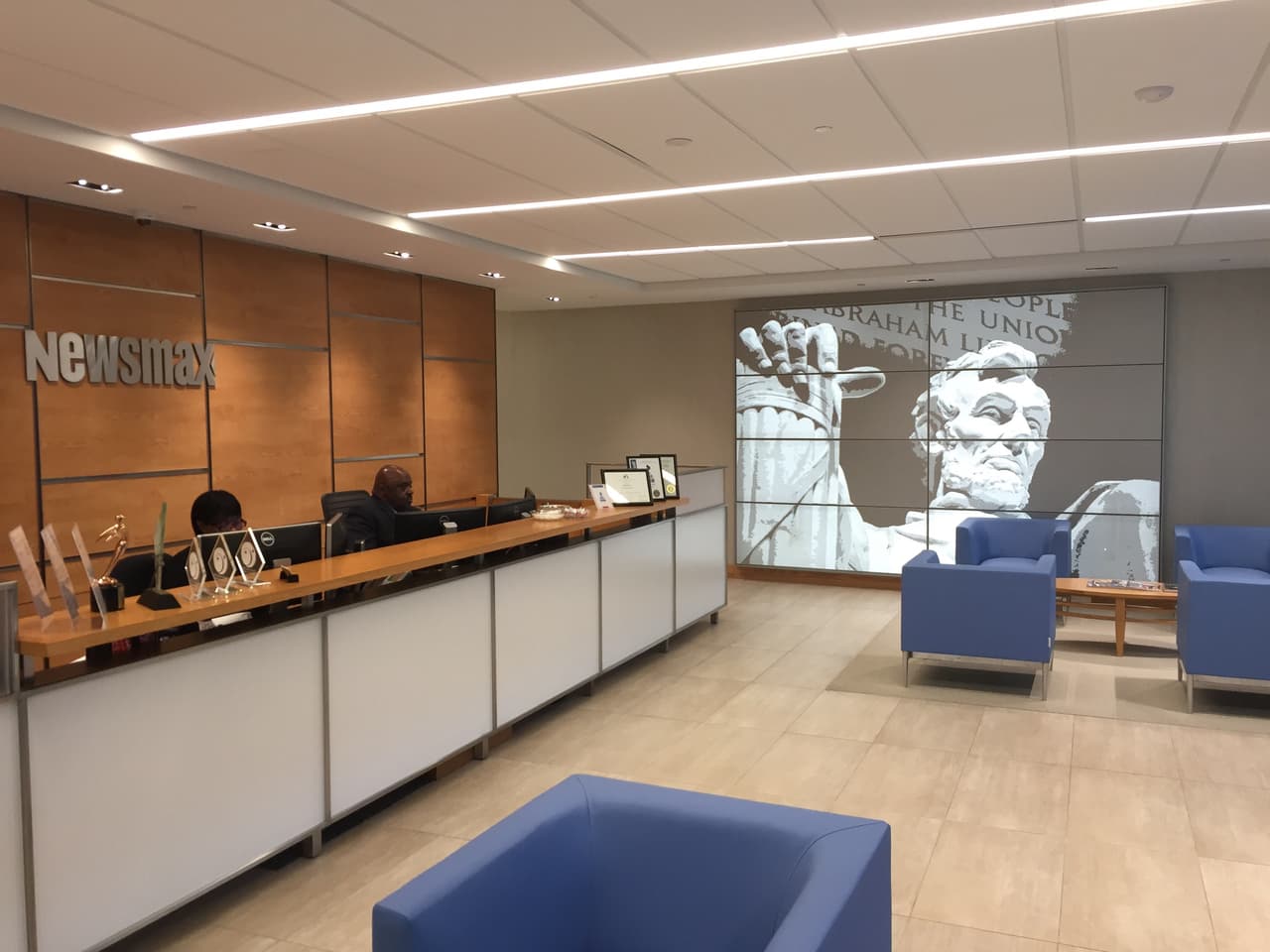 El lobby de la oficina de Newsmax en Boca Ratón, Florida.