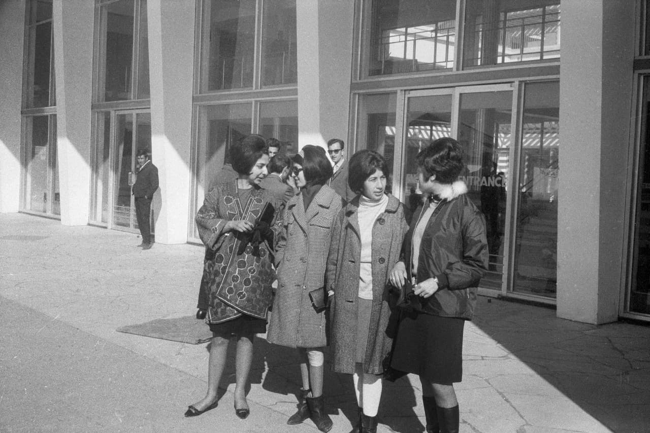 Un grupo de mujeres vestidas al estilo occidental fuera del aeropuerto de Kabul, en 1967.
<br>
<br>El conflicto interno y la intervención extranjera han marcado la historia de Afganistán durante siglos, sin embargo, este país dio varios pasos hacia la modernización a mediados del siglo XX.
<br>
