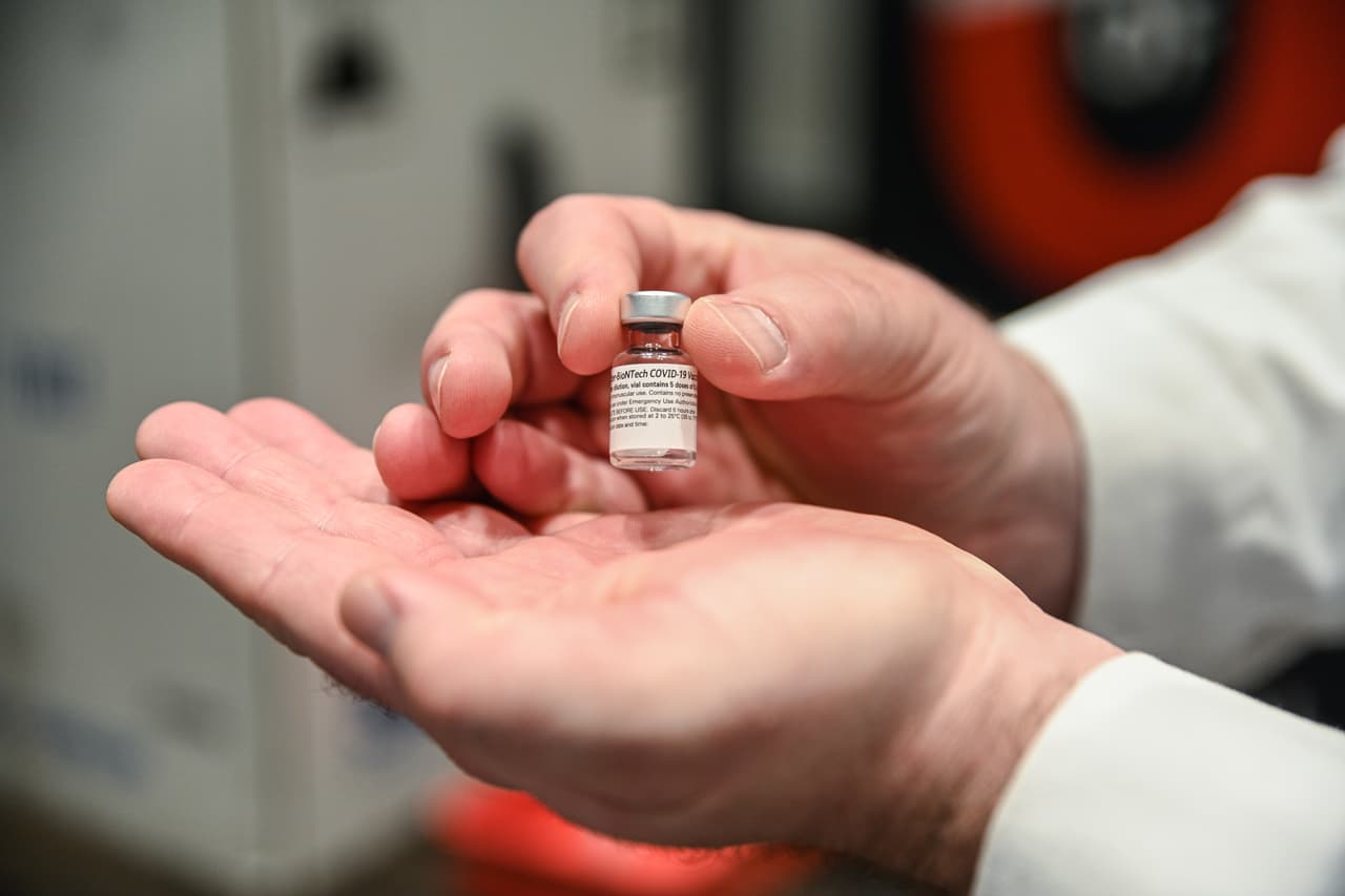 <b>¿Qué tan seguras son las vacunas?</b>
<br>
<br>Autoridades del Reino Unido, el primer lugar donde comenzaron a aplicar la vacuna, recomiendan que quienes sufren de alergias importantes no se inyecten la vacuna, pues dos de los funcionarios de salud que se la aplicaron tuvieron reacciones secundarias. La alerta de la Agencia Reguladora de Medicamentos y Productos Sanitarios se refiere a alergias a medicamentos, comida o vacunas. Sin embargo, los ensayos clínicos no han puesto sobre la mesa problemas de seguridad graves.