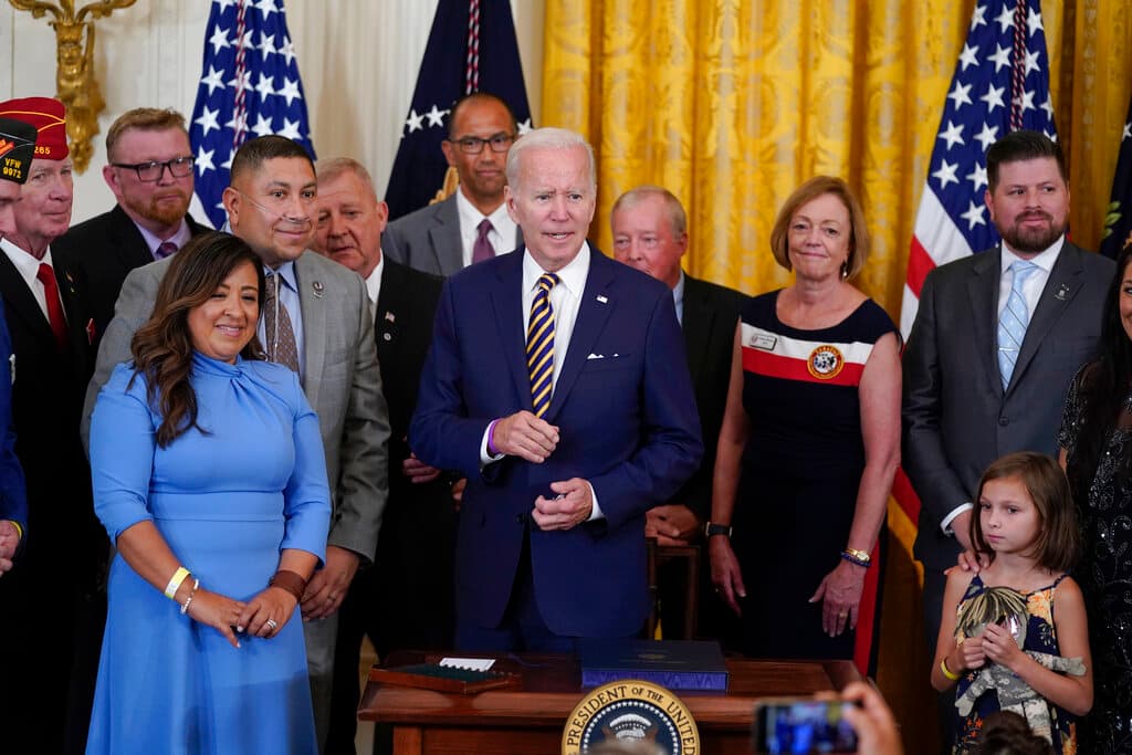 Biden firma una ley para dar cobertura sanitaria a los veteranos envenenados por residuos tóxicos