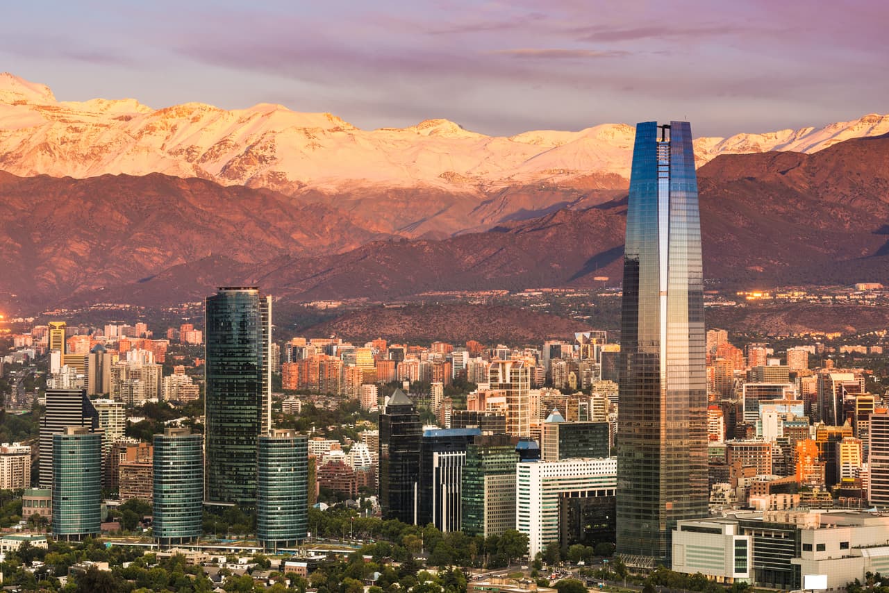 4- 
<b>Santiago de Chile (93 de 231). </b>La capital de Chile es la ciudad más grande del país y tiene cerca de 7 millones de habitantes.