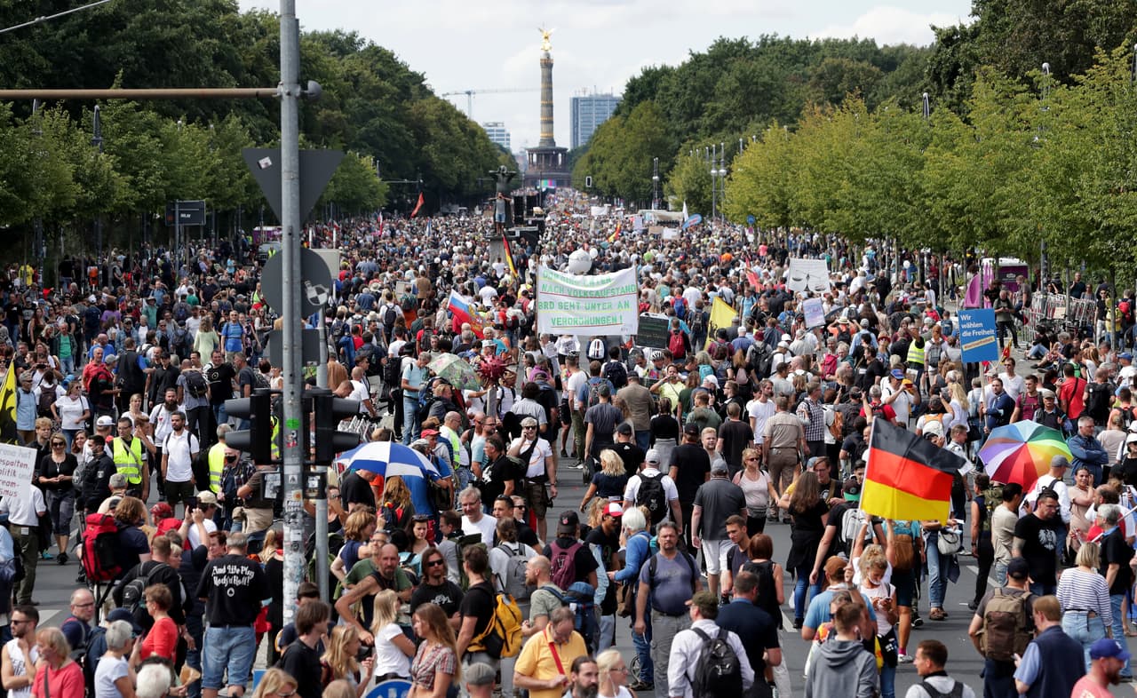 El gobierno regional de Berlín intentó detener la protesta, argumentando que podría contribuir al avance del virus, pero organizadores apelaron su decisión. El viernes, una corte le dio luz verde, pero con la condición de que se mantuvieran las medidas de distanciamiento social.