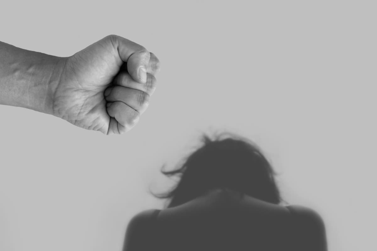 ¿Cómo puedo saber si eres víctima? Es cuando tu pareja u otro miembro de la familia busca controlarte en tus acciones, movimientos y, en ocasiones, hasta en tus pensamientos. El agresor busca aislar a su víctima por completo de su familia y amigos para que queden vulnerables.