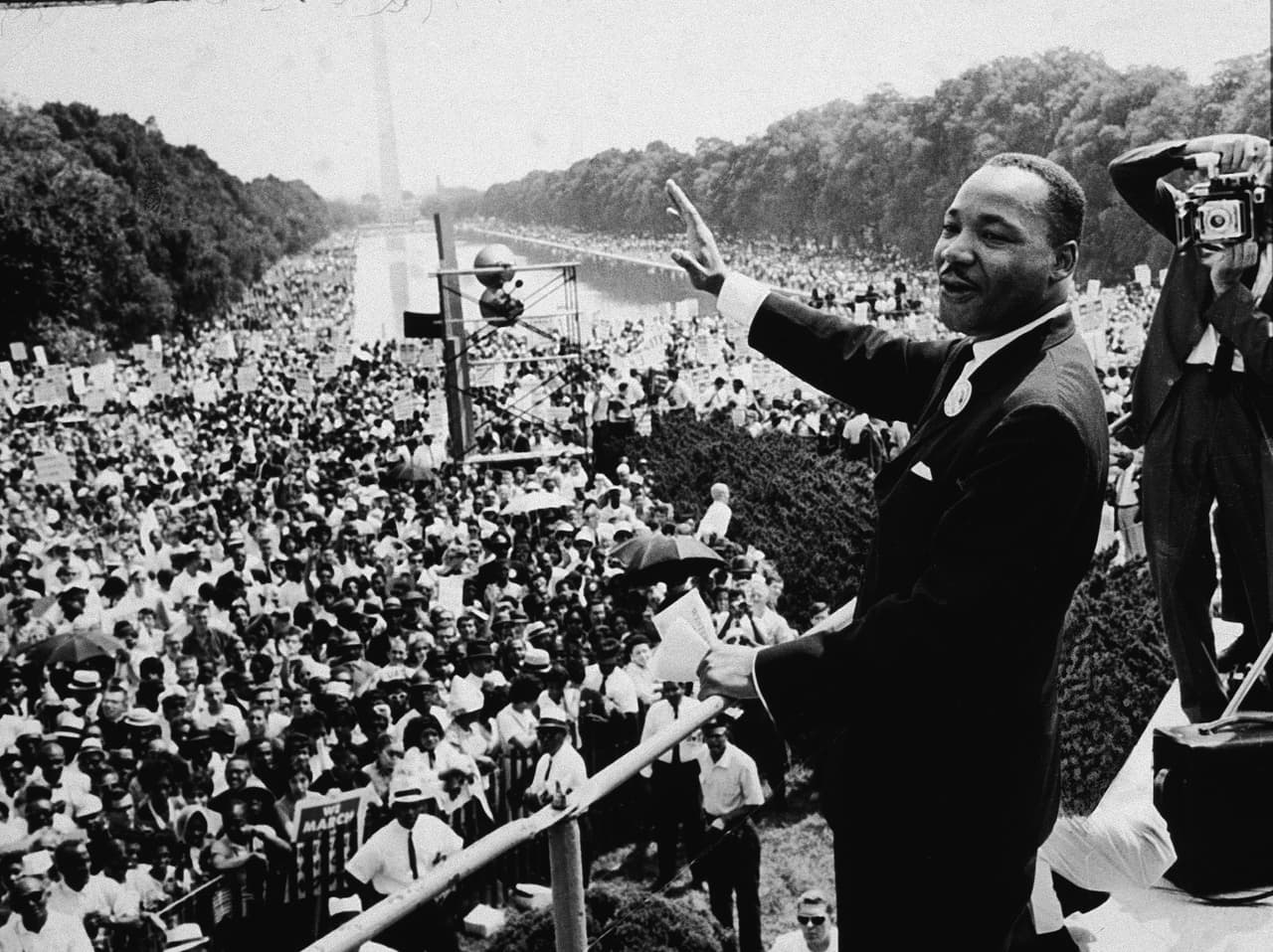 <b>“Yo tengo un sueño” (Washington DC, 1963)</b> 
<br>
<br>Al menos 250,000 activistas de los movimientos que luchaban pacíficamente por el cese de la segregación racial se reunieron en la capital del país. La inmensa manifestación para impulsar una ley de derechos civiles es recordada por el discurso de King. “Sueño que mis cuatro hijas algún día vivan en una nación donde no serán juzgados por el color de su piel sino por el contenido de su carácter”, una de las frases destacadas del activista frente monumento a Abraham Lincoln.