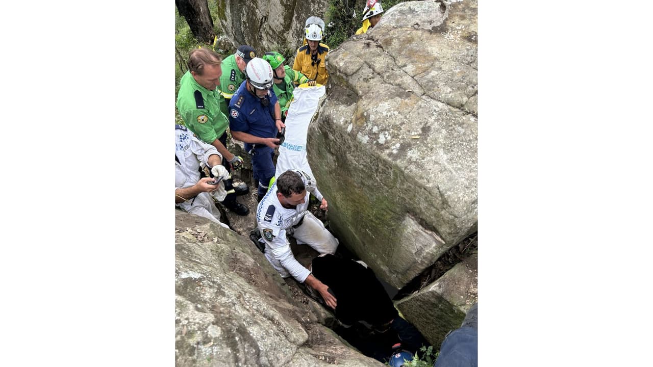 Campbell cayó en la grieta y quedó atrapada boca abajo entre las dos rocas. Sus amigos llamaron a emergencias tras intentar liberarla sin éxito por más de una hora. 
<br>