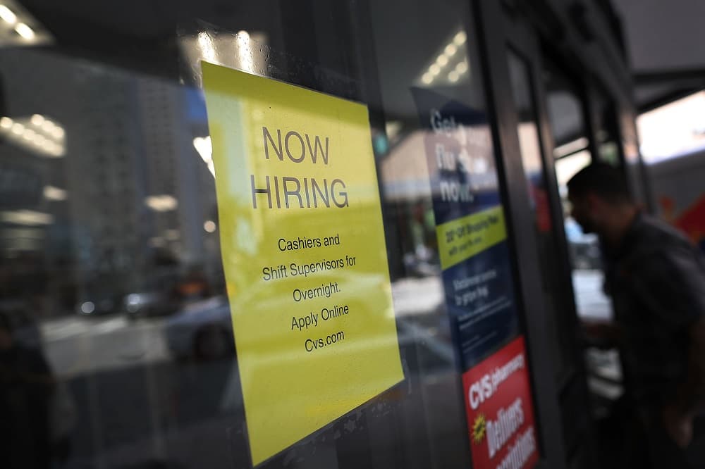 Las leyes incluyen una extensión de los beneficios de desempleo --esta vez, no obstante, serán 400 dólares en lugar de 600 dólares--, una reducción del impuesto sobre la nómina para quienes ganen hasta 100,000 dólares al año, extensión de la moratoria de desalojos, y una extensión del alivio del pago de los préstamos estudiantiles.