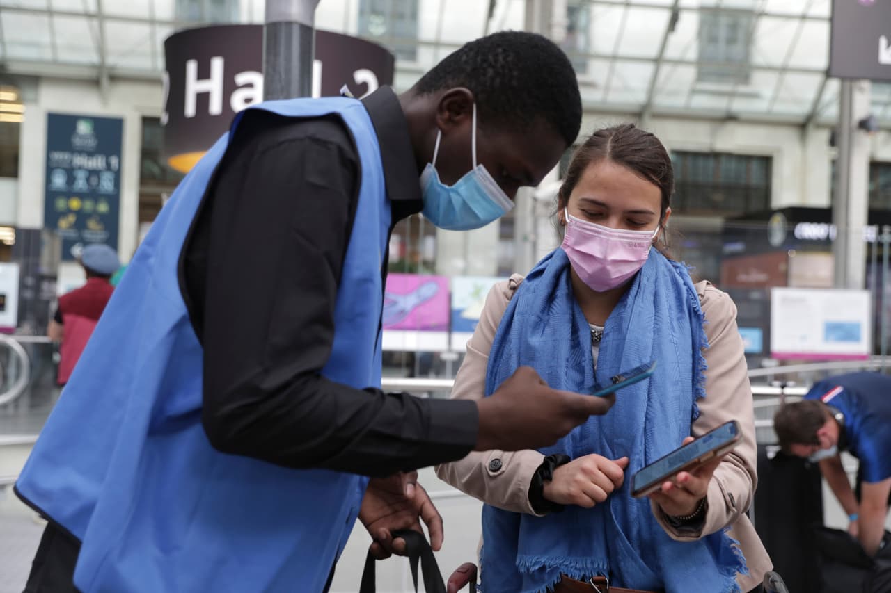 Las encuestas muestran que la mayoría de los franceses apoyan el pase de salud, según explicó la agencia AP. El presidente 
<a href="https://www.univision.com/temas/emmanuel-macron">Emmanuel Macron</a> anunció la puesta en marcha de la medida el pasado 12 de julio.