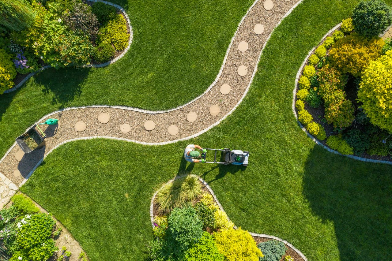 <h3 class="cms-H3-H3">21. La jardinería</h3>
<br>
<br>Un jardinero gana, en promedio, unos $16 por hora, de acuerdo con Indeed. Si usted trabaja 19 horas, ganaría unos $300. En promedio, los jardineros ganan unos $3,938 al año.
<br>