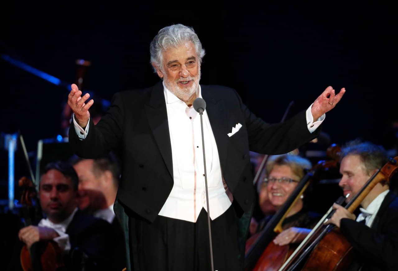 El domingo 22 de marzo 
<b><a href="https://www.univision.com/shows/noticiero-univision/placido-domingo-rompe-el-silencio-y-ofrece-disculpas-a-las-mujeres-que-lo-acusan-de-abusos-video" target="_blank">Plácido Domingo</a></b> se sumó al grupo de estrellas contagiadas. El tenor dio a conocer el diagnóstico a través de su 
<b><a href="https://www.facebook.com/PlacidoDomingo/" target="_blank">cuenta de Facebook</a></b> y afirmó que estuvo aislado para evitar contagiar a más personas. Superó al virus.
<br>