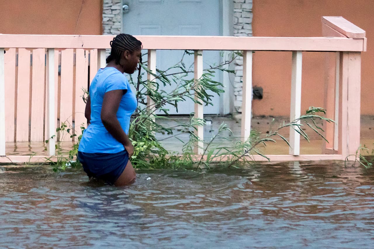 La Cruz Roja Internacional calcula que cerca de 13,000 viviendas fueron afectadas directamente por el azote del huracán Dorian a las islas Bahamas. Una estación de radio recibió más de 2,000 mensajes solicitando ayuda, incluyendo reportes de un bebé de cinco meses de edad sobre un techo y de una abuela y seis nietos que abrieron un hoyo en su techo para escapar de la crecida.