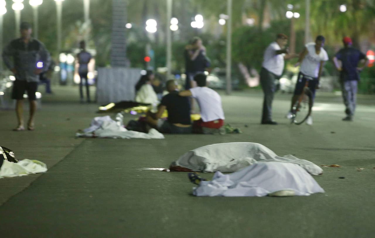 Un camarero de la zona dijo que el sospechoso embistió en varias oportunidades a la multitud. Foto de Eric Gaillard/Reuters