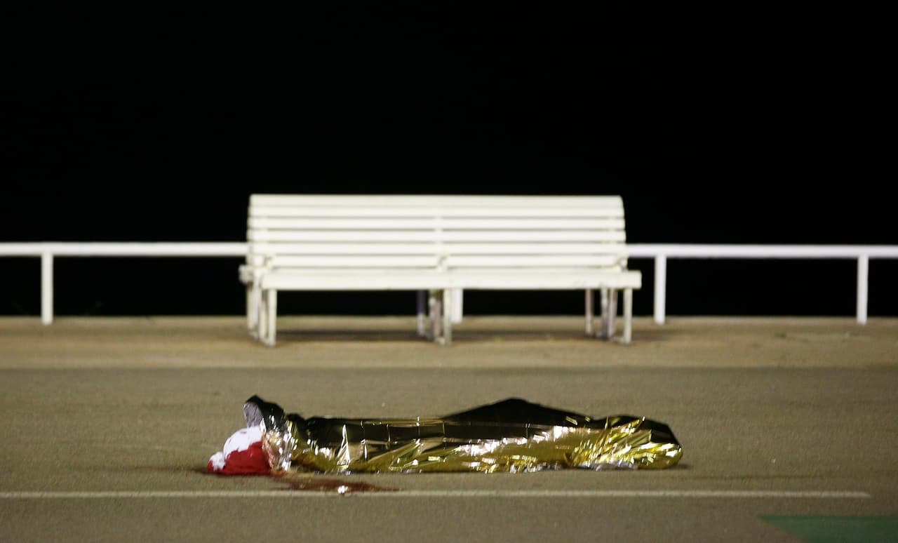 Uno de los fallecidos tras la masacre en Niza. Foto de Eric Gaillard/Reuters.
