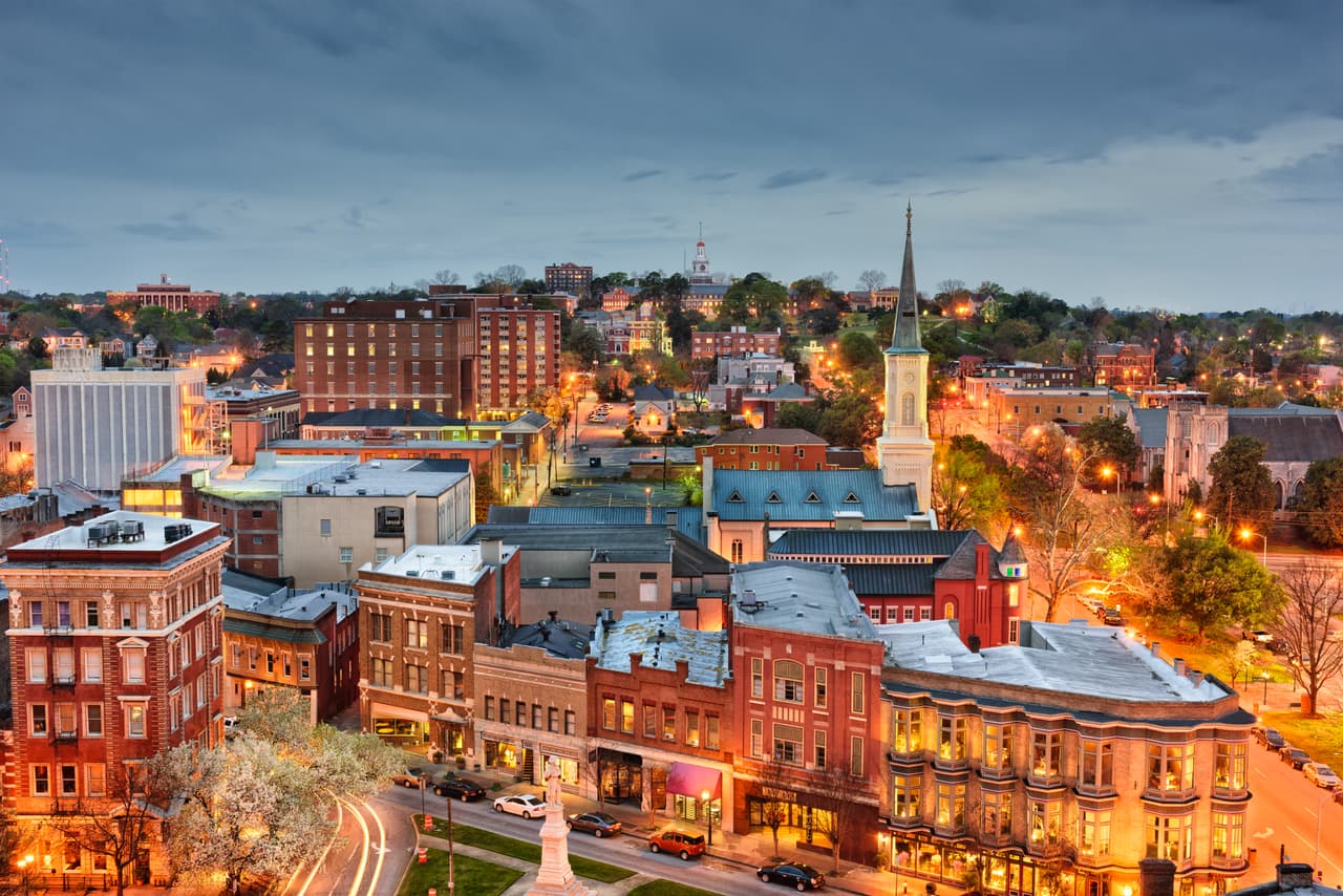 <h3 class="cms-H3-H3">2. Macon-Bibb County, Georgia</h3>
<br>
<br>💵
<b> Tasa de pobreza concentrada:</b> 39.2%
<br>
<br>💵
<b> Tasa de pobreza en general: </b>21.3%
<br>
<br>💵 
<b>Barrios en extrema pobreza: </b>14 de 67.
<br>
<br>💵 
<b>Ingreso promedio por hogar:</b> $32,875 en barrios pobres, $73,913 en el resto.
<br>