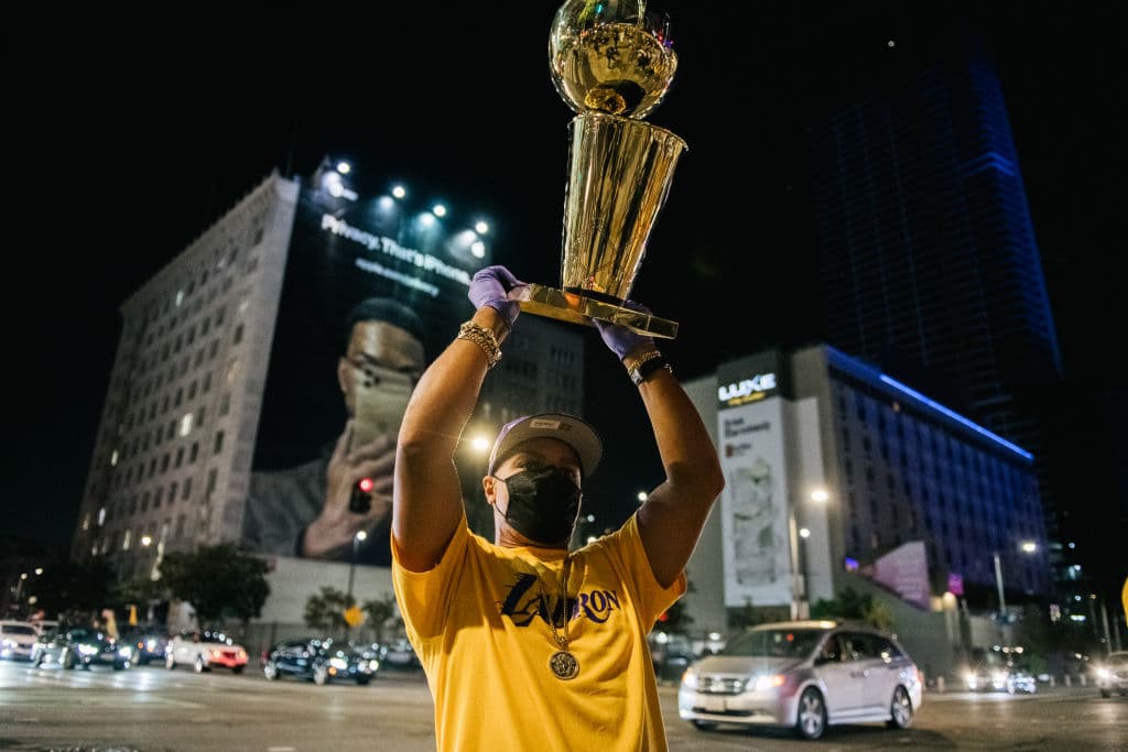 Sin importar las medidas sanitarias, fanáticos se reunieron para rendir tributo a su equipo tras 10 años de no ser campeón. Finalmente LeBron y compañía, consiguen un título más y se lo dedican a Kobe Bryant.
