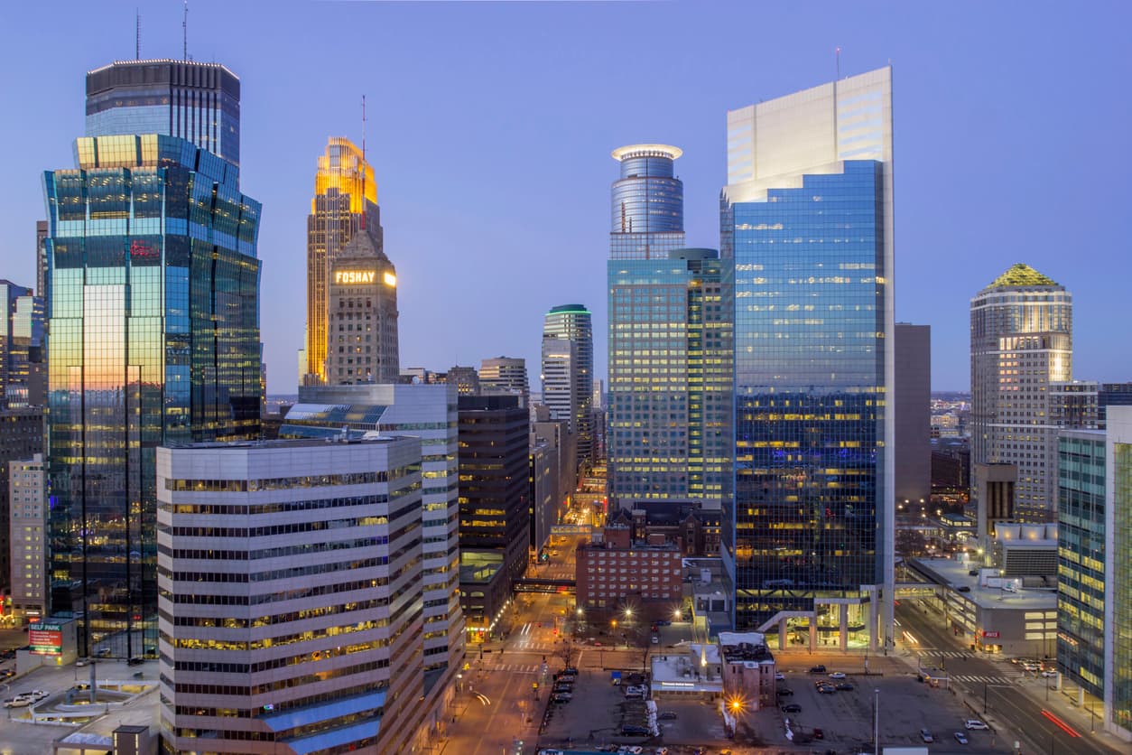 <b>Puesto 26 de las ciudades donde el salario rinde más | Minneapolis, Minnesota</b>
<br>
<br>🔘 El ingreso promedio anual de un hogar en esa ciudad es de $66,068.
<br>🔘 Los cheques que recibe un hogar quincenalmente ascienden a $2,541.
<br>🔘 El monto de cubrir las necesidades básicas es de $1,286.
<br>🔘 Por ello, sobran $1,255 de cada cheque.