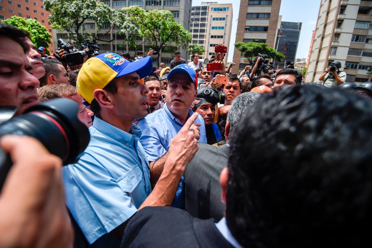 El presidente de la Asamblea Nacional, Julio Borges, y el líder opositor, Henrique Capriles formaron parte de la manifestación que se tornó violenta.