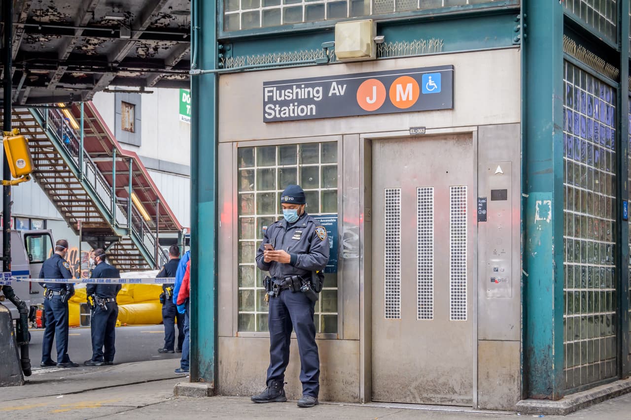 A medida que los ataques y muertes en el metro de la ciudad de Nueva York siguen, el Departamento de Policía informa que, entre el 1 de enero y el 23 de octubre del presente año se reportaron 
<b>1,865 delitos</b> en el transporte público de la ciudad, un
<b> aumento del 41.7% frente a los del 2021</b>. 
<br>