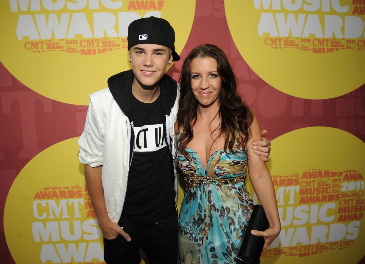 <b>Justin Bieber </b>
<br>
<br>Pattie Mallette inició su carrera como actriz a los 10 años, pero en su adolescencia se volvió adicta al alcohol y otras drogas. Se embarazó a los 18 y, al poco tiempo, se separó del papá del cantante. 
<br>