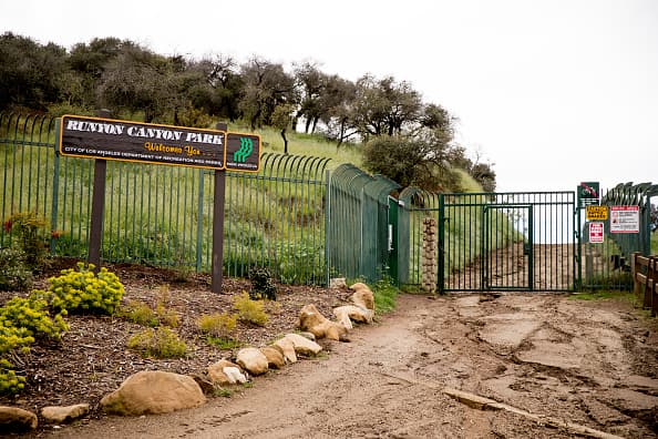 Los accesos a populares caminerías en toda California también fueron cerrados durante los feriados del año de pandemia.