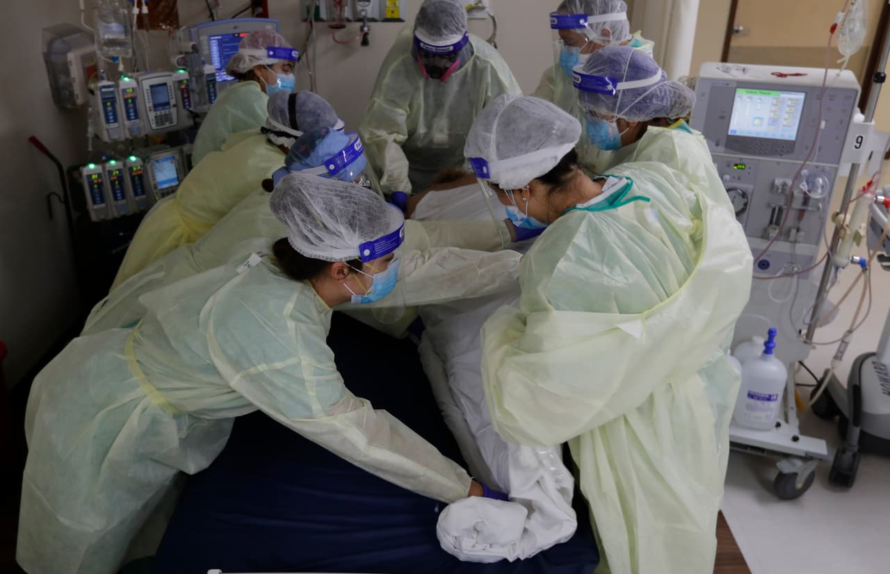 Personal médico atiende a un paciente de covid-19 en el hospital DHR Health, el miércoles 29 de julio de 2020 en McAllen, Texas. Casi 15.000 mujeres embarazadas en Estados Unidos han dado positivo en el virus y al menos 35 han muerto, según los Centros de Control de Enfermedades. 
<br>