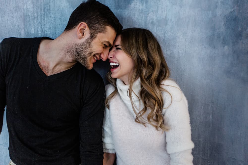 Estarás más seguro de la persona a tu lado, muchas parejas consolidan relaciones este mes, y podrías ser uno de ellos. Si estás solo, no te sentirás así, sino más bien estarás acompañado de mucha gente divertida. 
<br>