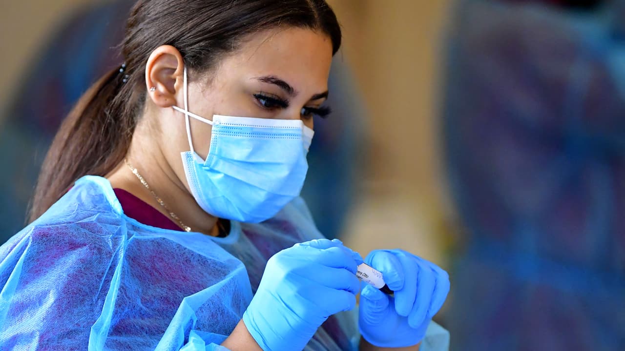 Estos son los síntomas de la variante ómicron de covid-19; te decimos qué hacer si sales positivo